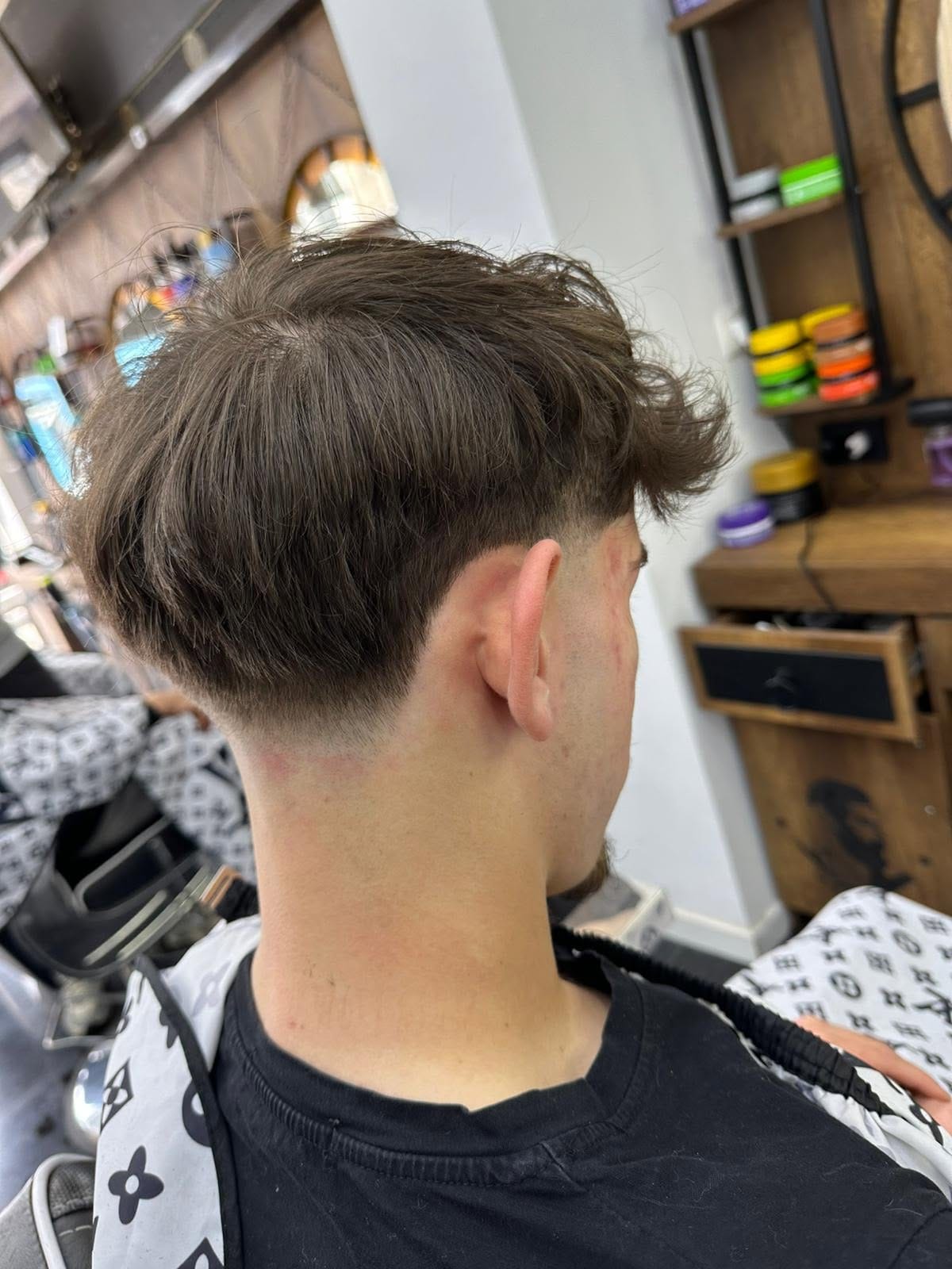 Coupe fade avec nuque propre