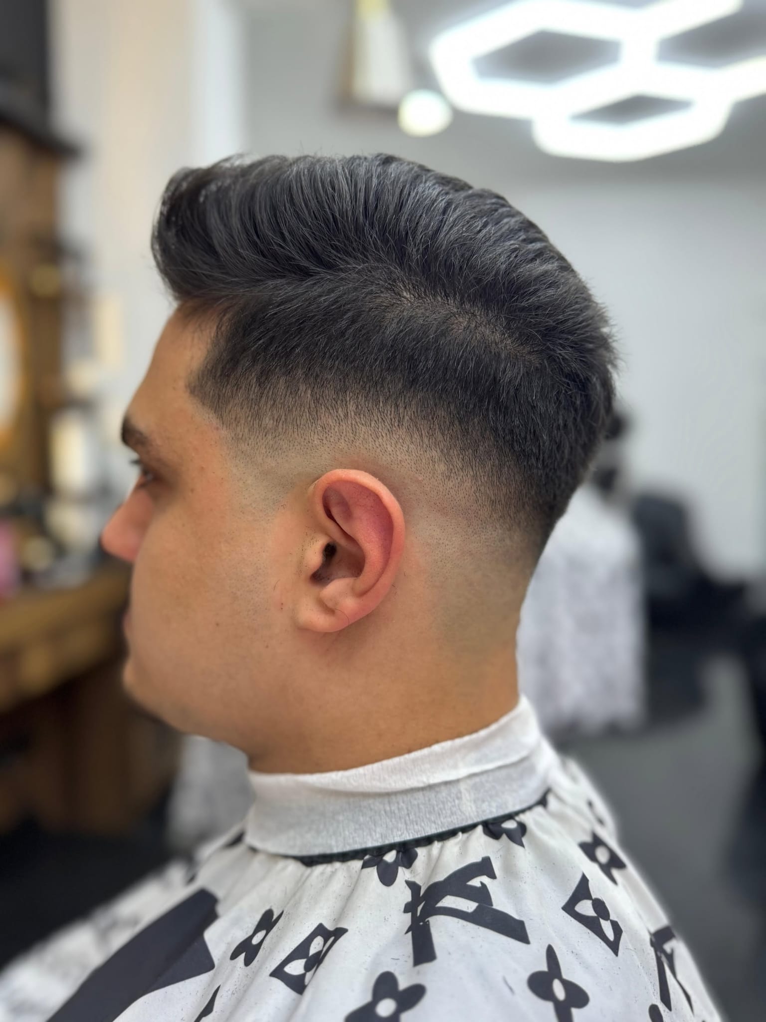 Coupe fade propre vue de profil